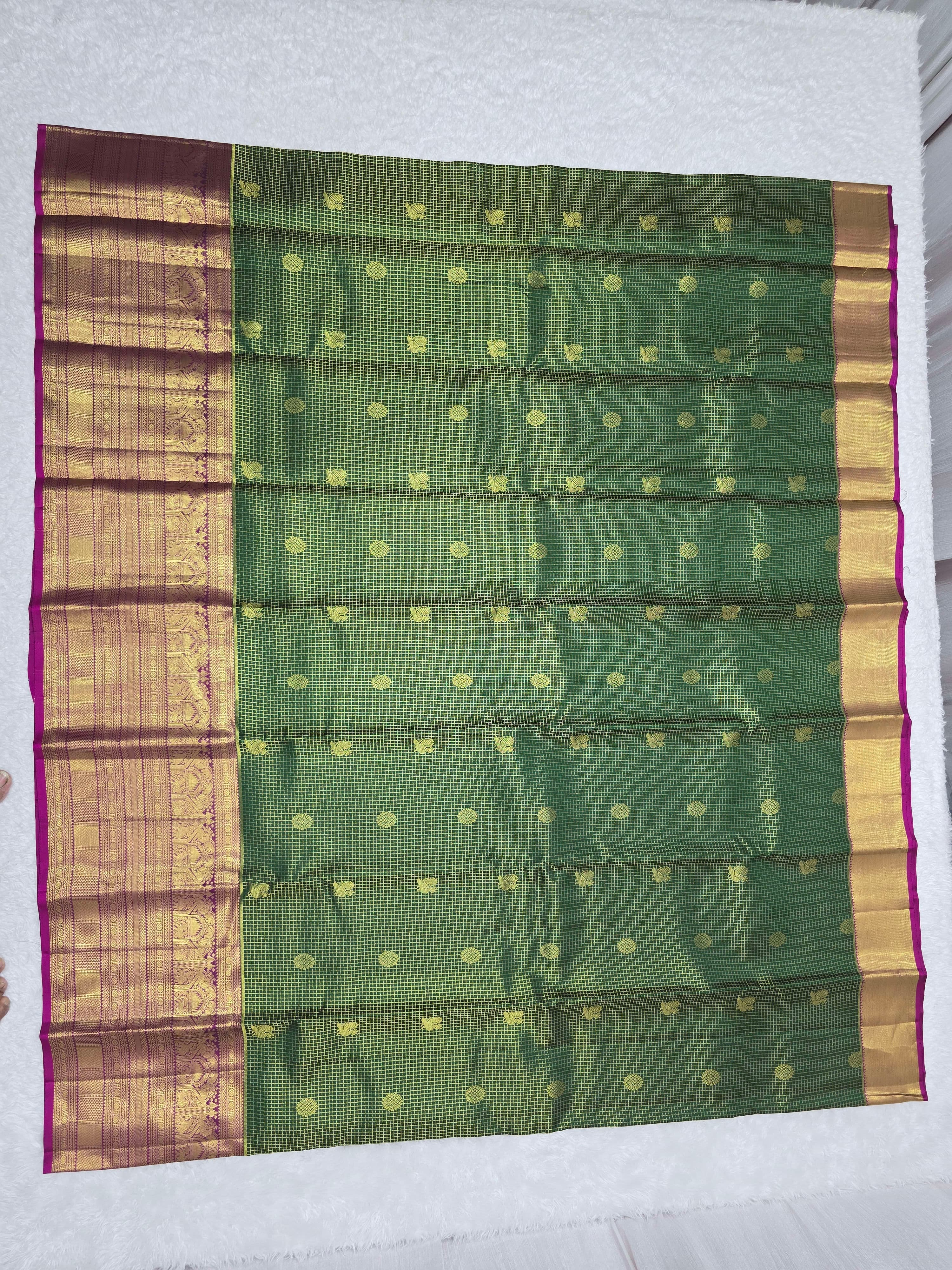 Handloom Botttlegreen Silk Saree thumbnail 2