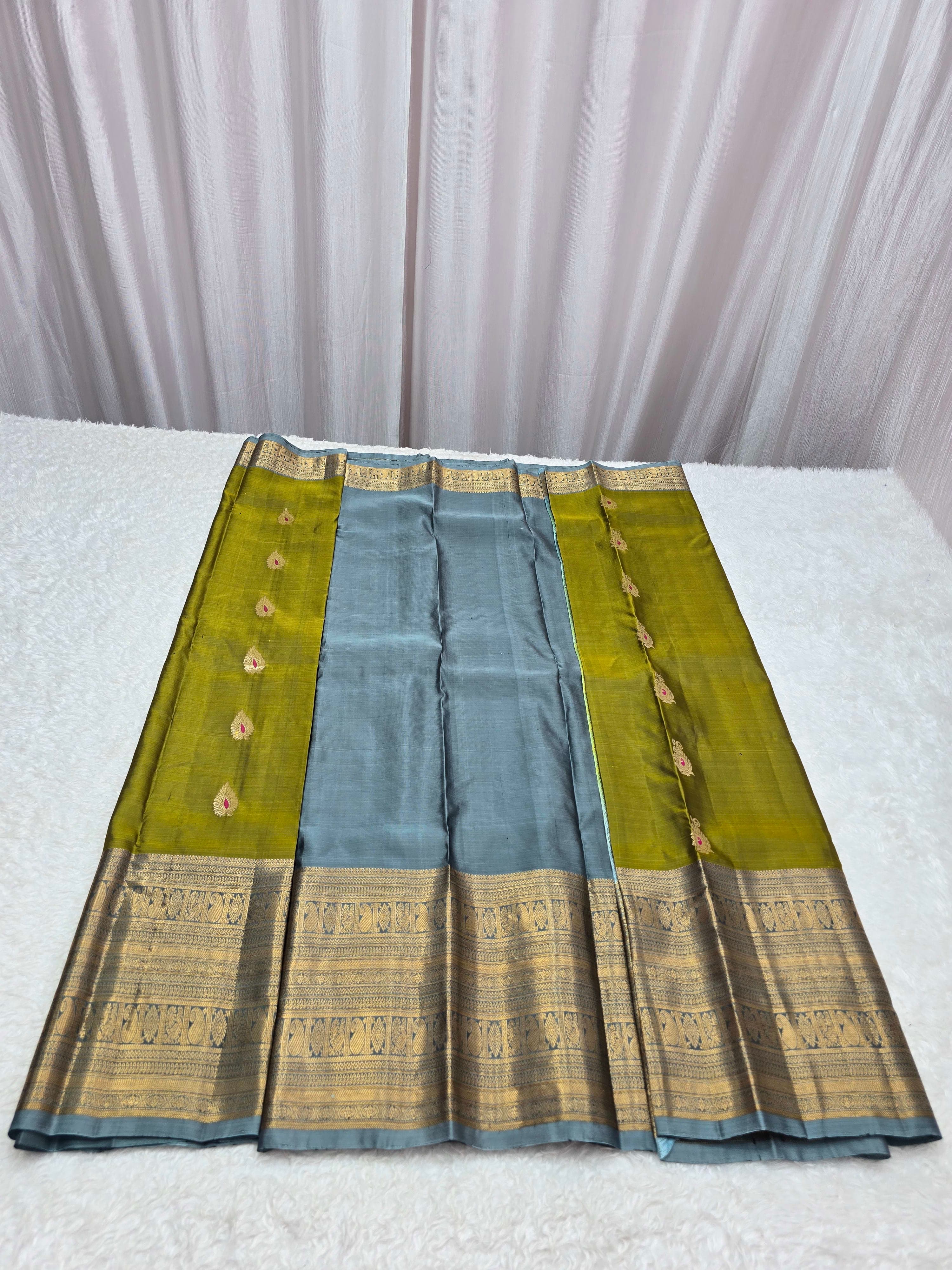 Handloom Olive Green Silk Saree thumbnail 5