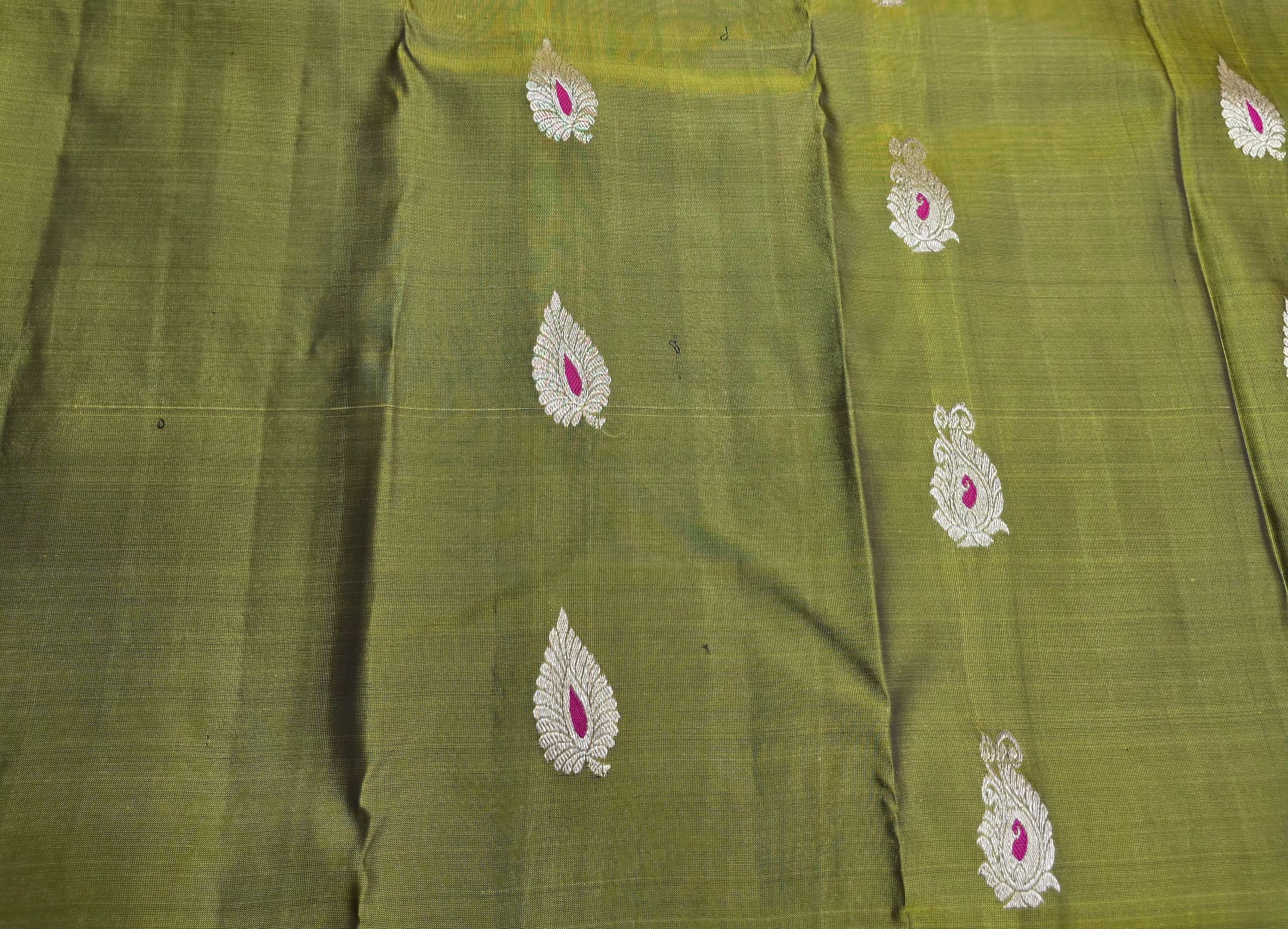 Handloom Olive Green Silk Saree thumbnail 3