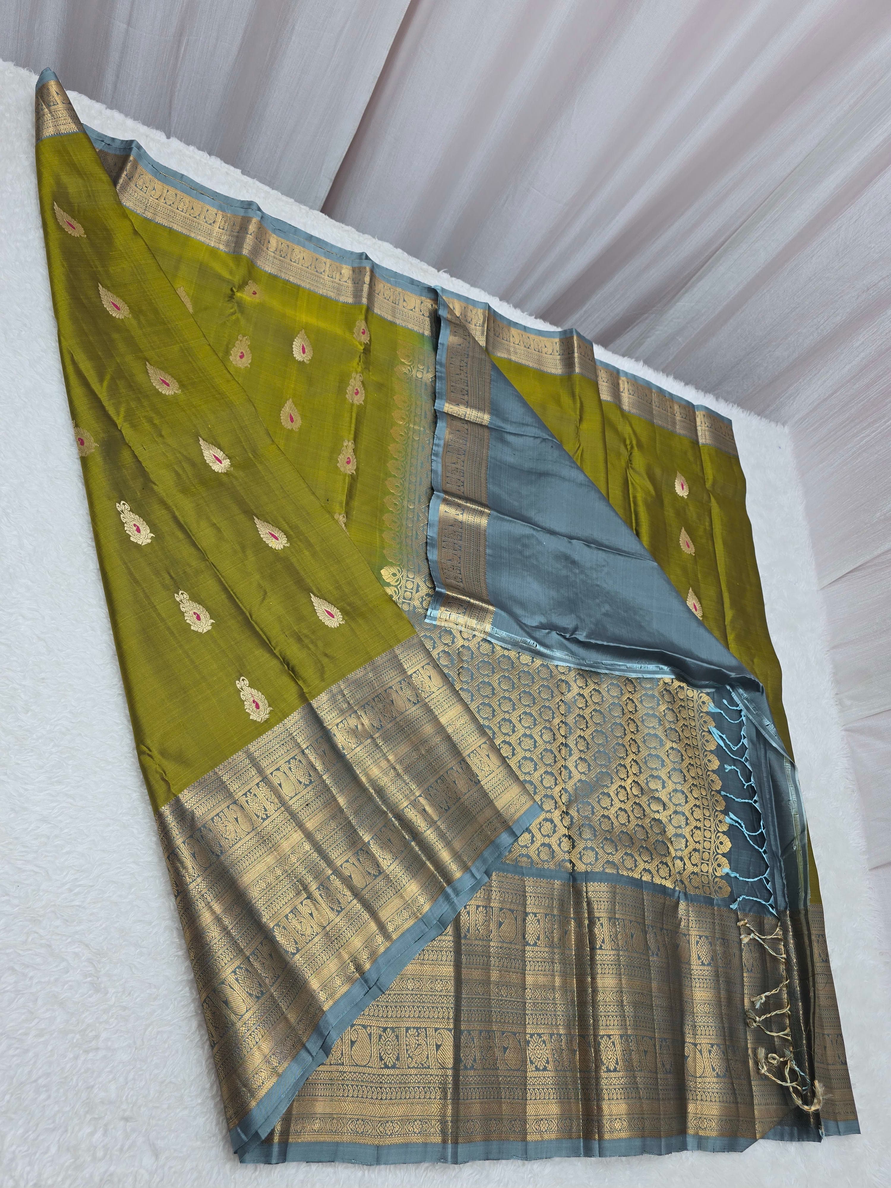 Handloom Olive Green Silk Saree thumbnail 6