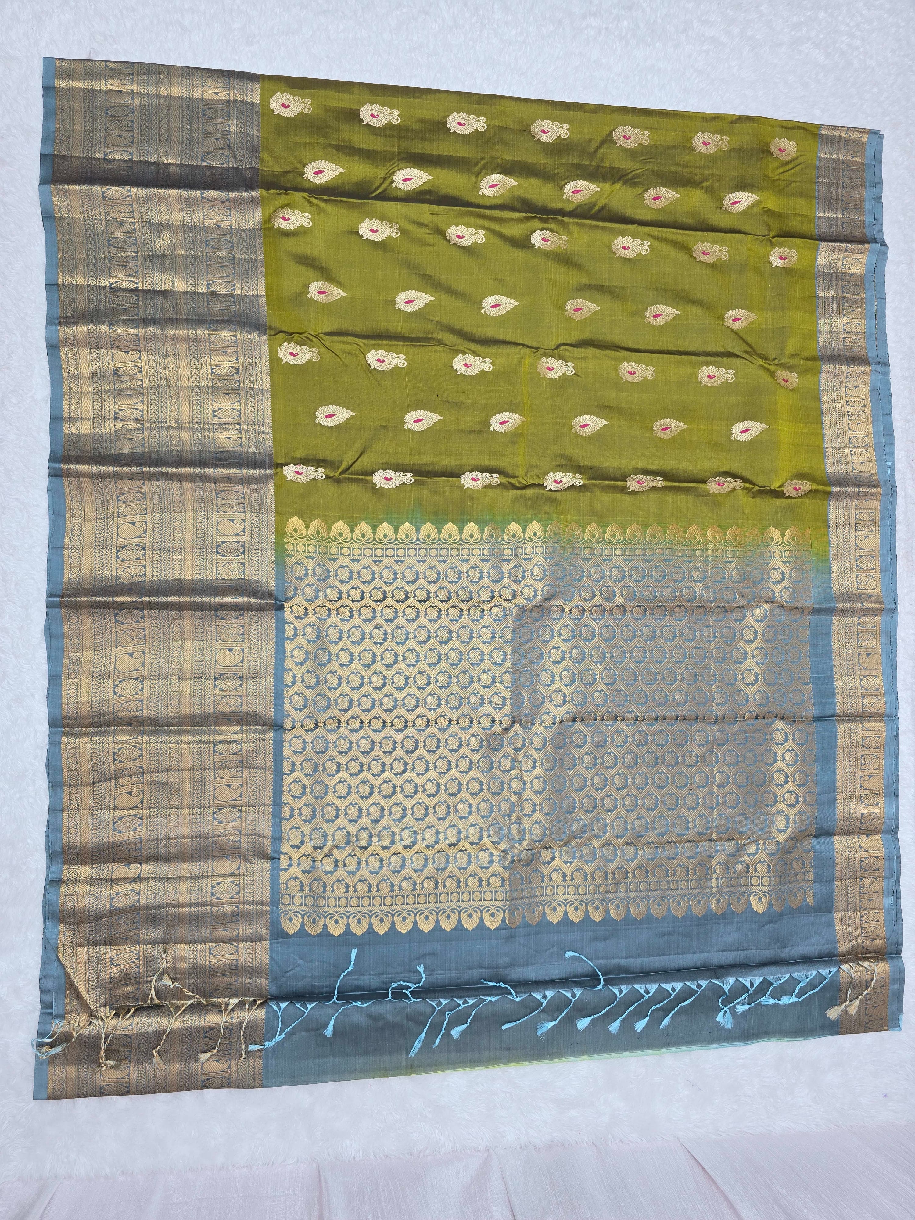 Handloom Olive Green Silk Saree thumbnail 2